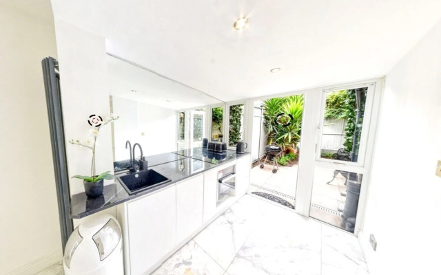 Charming 2-bed House in London