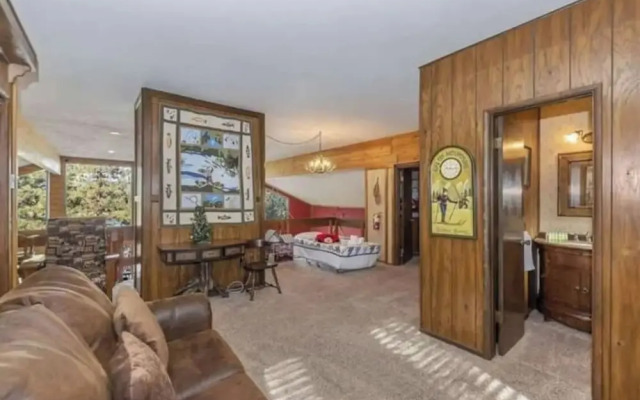 Charming Lakeside Retreat