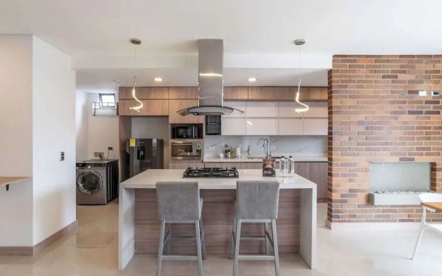 w Elegant 3BR w Outdoor Balcony