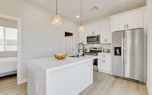 Modern Phoenix Apt w/ City Views, 1 Mi to Downtown