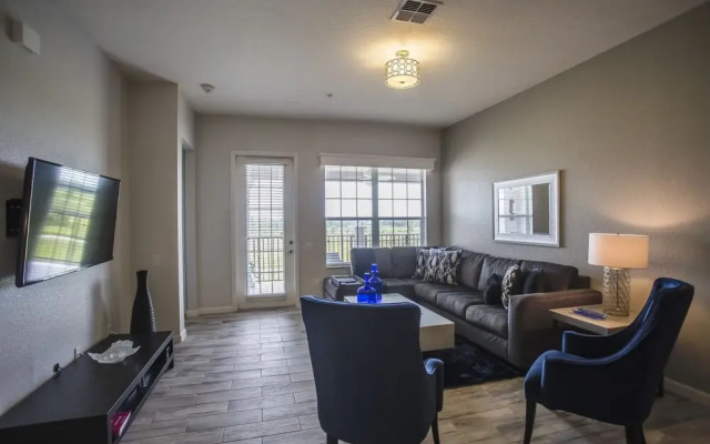 Altavista Lakeview 3 Bedroom Condo by RedAwning