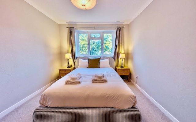 Charming Flat Near London Attractions