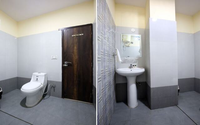 OYO 9323 Hotel Sidana Solitaires