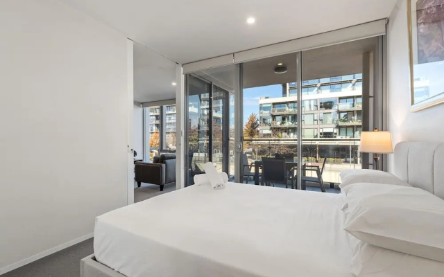 Spacious Lakefront Apartment With Pool Access – Guest Rooms – Canberra