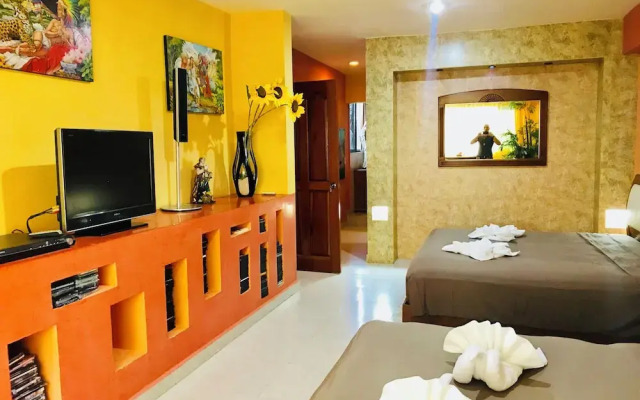 Room in B&B - Suite Jacuzzi Room in Stunning Villa Playacar Ii