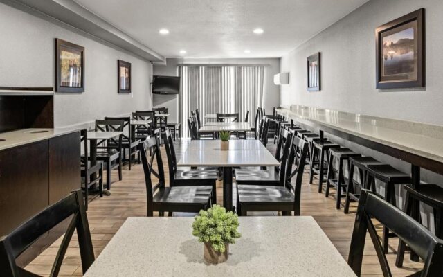 Yosemite Southgate Hotel & Suites