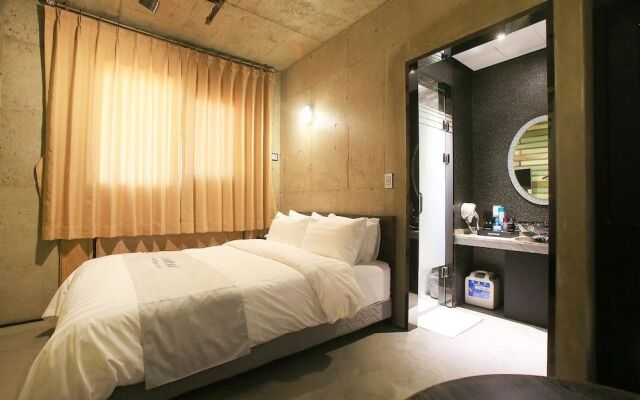Yeongdeungpo Chateau Hotel