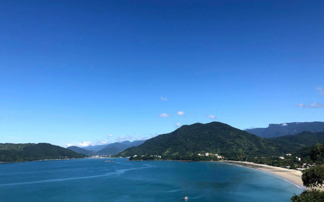 Mansão na costa com vista para o mar