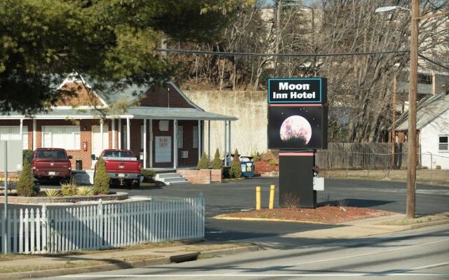 Moon Inn