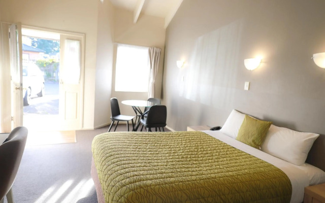 Airport Manor Inn