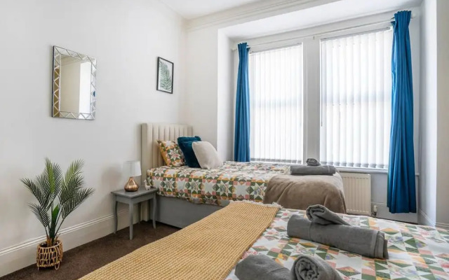 Spacious 3 Bed Flat-free Parking