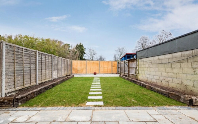 Tasteful 3-BR House -Private Parking Florence Park