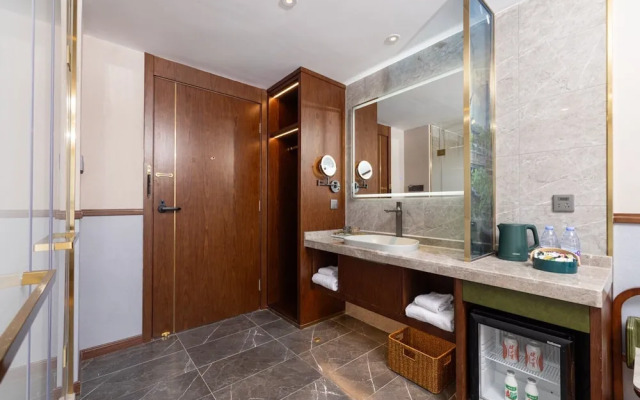 Nostalgia S Hotel(Shanghai Railway Station & Suzhou Creek)