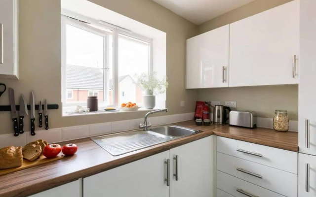 Stylish 2 Bed Flat Near Station, Parking, Sleeps 6