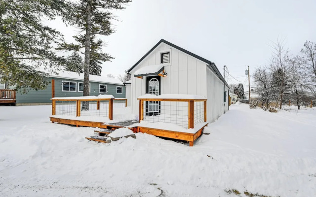 1 Mi to Main Street Polson: Updated Home w/ Deck!