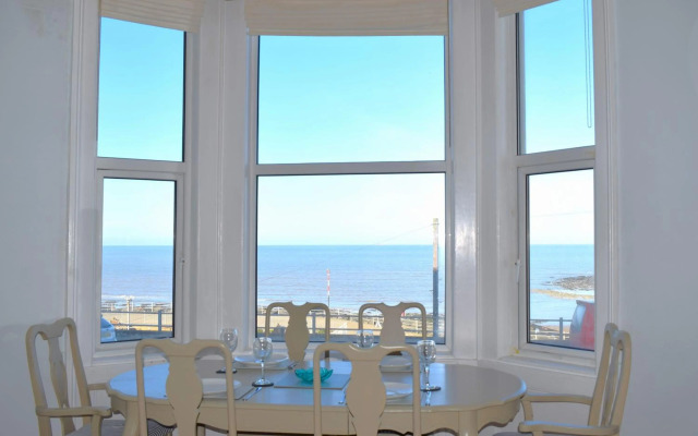 Seascape Retreat with Parking