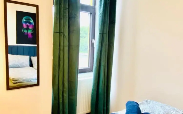 Stylish Shared 3-Bedroom Stay Near City