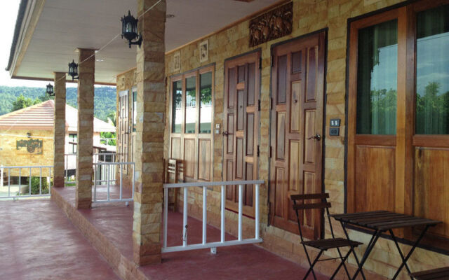 Kayom House - White Meranti House & Resort