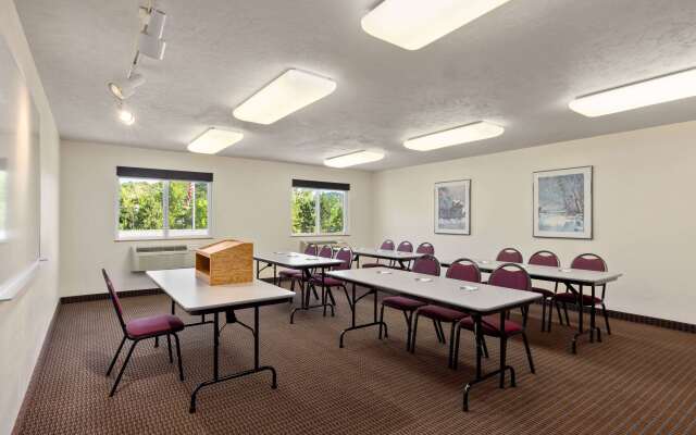 Super 8 by Wyndham Roseburg