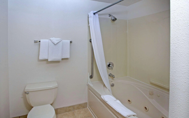 Clarion Inn Surfrider Resort