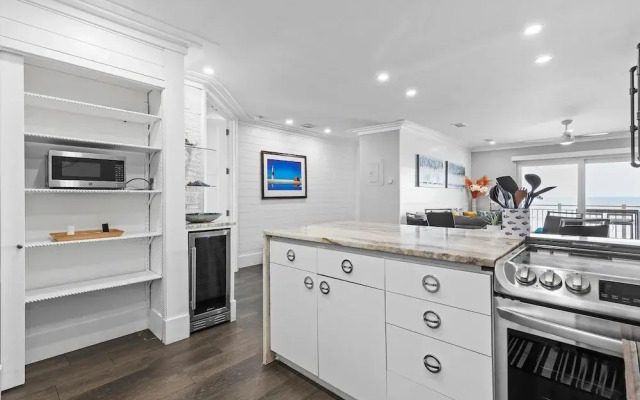 Colony Beach Club 250