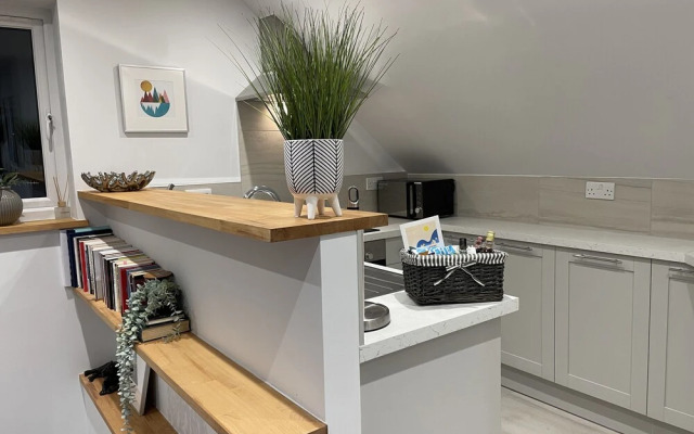 5 Star Unique Luxury Detached Apartment in Windsor