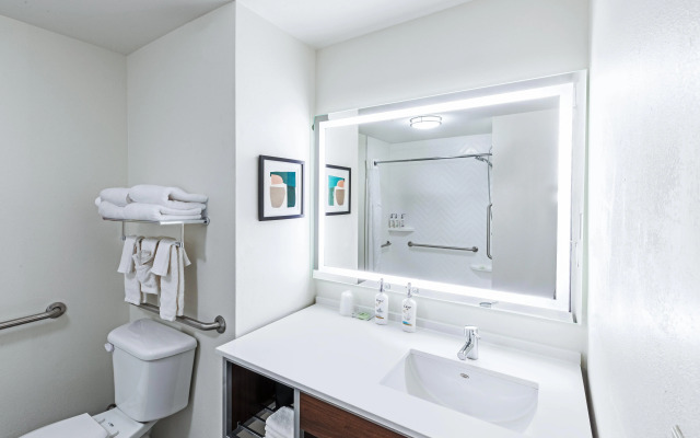 Holiday Inn Hotel & Suites Tulsa South by IHG