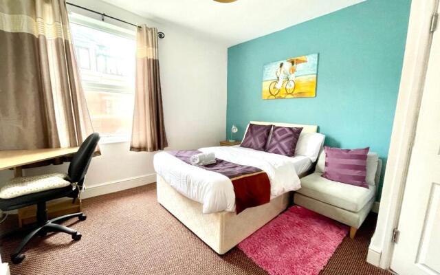 4 bedroomed maisonette in City Centre, near Barbican & Seafront