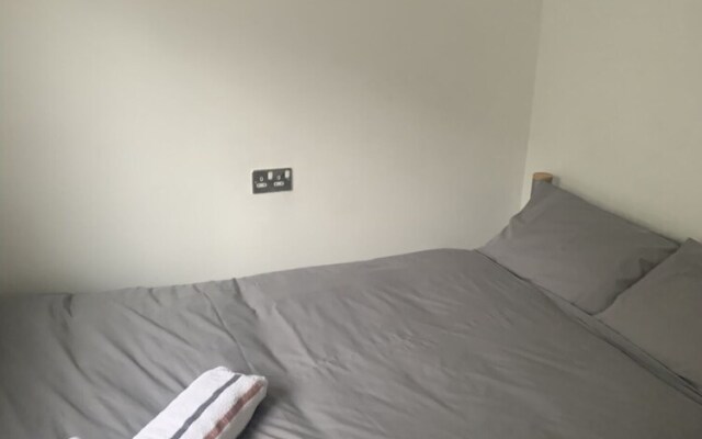 Impeccable 4-bed House Next Door to the Liberty