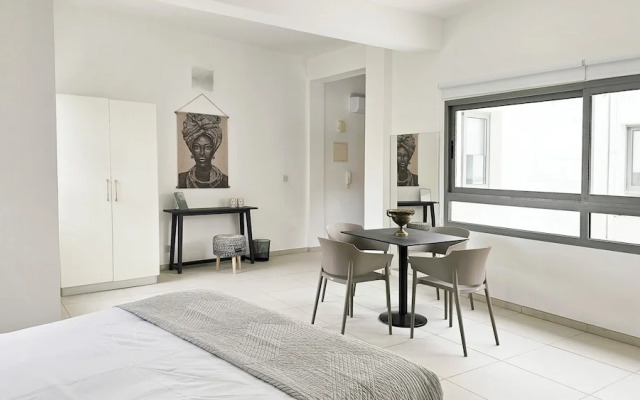 Phaedrus Living: Ledras Residences 201
