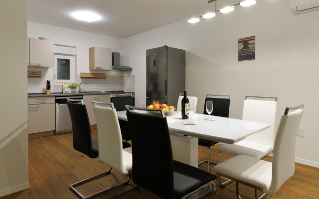 Apartment Nata - free parking A1 Murter, Island Murter