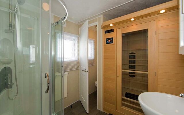 Comfortable chalet with a garden, at nature reserve