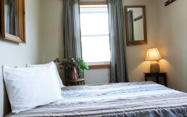 4 Bedroom Apartment near Blue Mountain Village, Private Beach Access, BBQ, Petfriendly