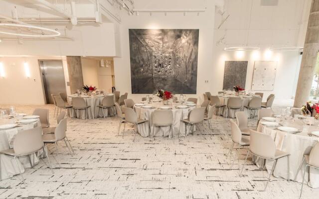 HALL Arts Hotel Dallas, Curio Collection by Hilton