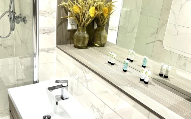 Luxurious MK City Apartment- Walk to Train Station
