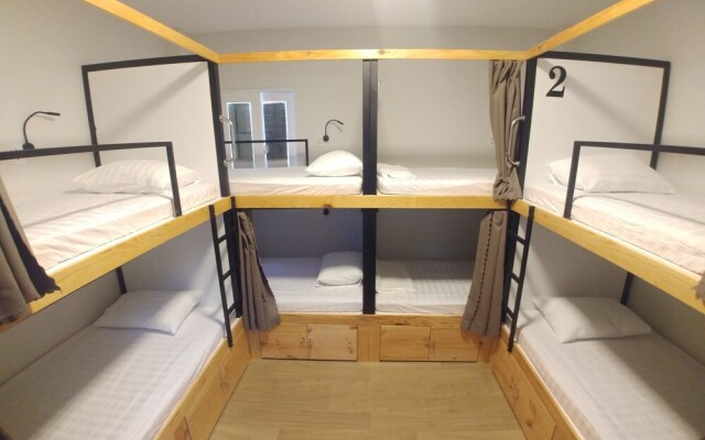 40K Four Of A Kind Hostel