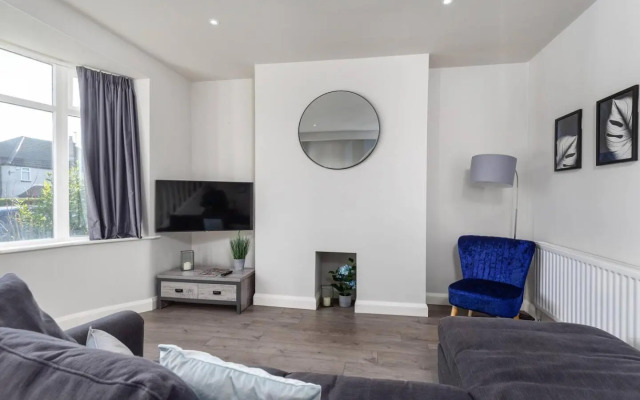 Superb Newly Extended House near Peak District, parking