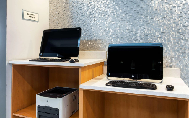 La Quinta Inn & Suites by Wyndham Chicago - Lake Shore