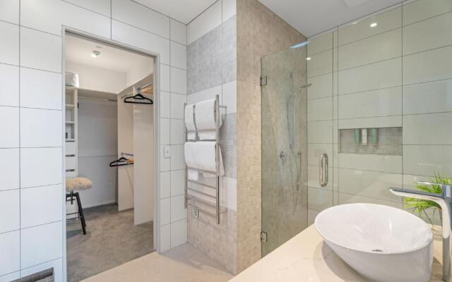 Chic Central Penthouse & Spa by Staysouth