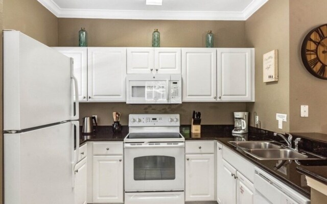 4 Bedrooms S / Lucaya Village Townhouse by RedAwning