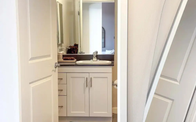 Stylish Getaway W Pool GYM Parking 10 Min to Cedar