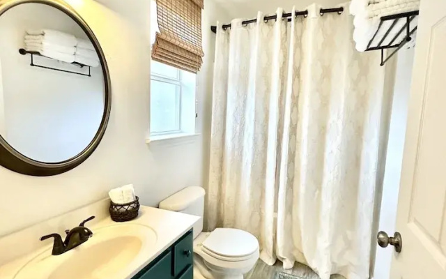 Emerald Hideaway 2 Bedroom Condo by RedAwning