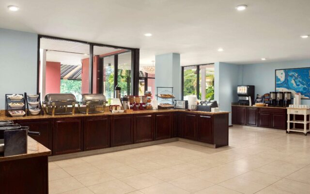 Collins Hotel Naples