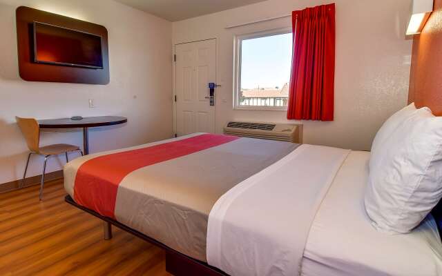 Motel 6 Riverside, CA - South