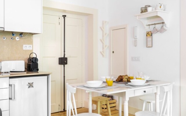 ALTIDO Chic 1BR Apt w/balcony close by Graça Viewpoint & tram stops