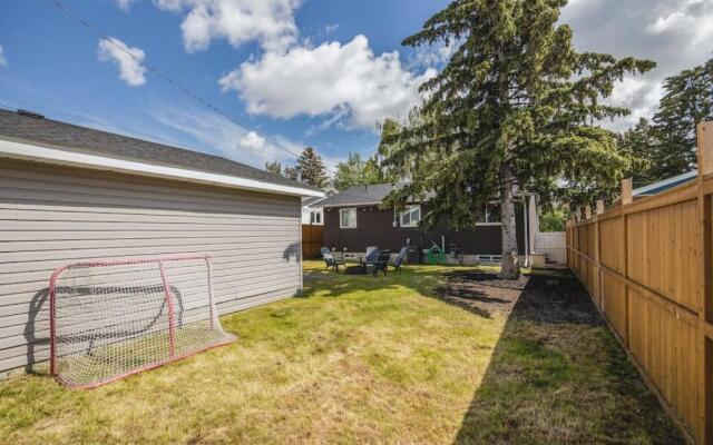 The Elm, 4 Bed Bungalow with Backyard and Firepit