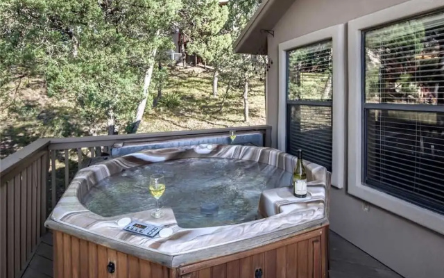 White Mountain Escape - Three Bedroom Cabin with Hot Tub