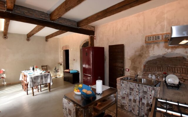 Ancient, Renovated Farmstead With Private, Equipped Garden. Only 3Km From The Lake