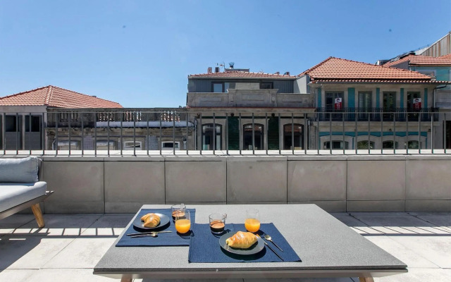 Luminous Premium Loft w/AC & Terrace by LovelyStay