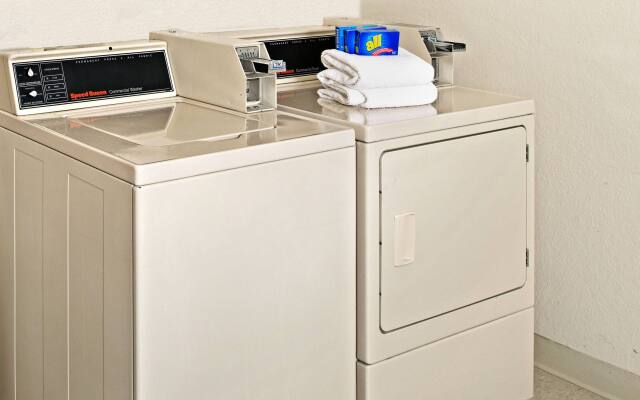 Days Inn By Wyndham Lincoln